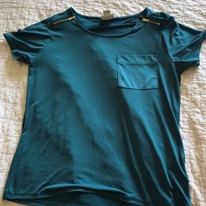 top w zipper sleeves and a pocket